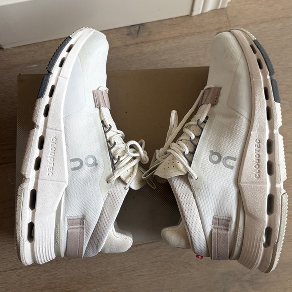 GUC on running cloudnova 2 ice/sand size 5.5 with original shoe box - Picture 8 of 16